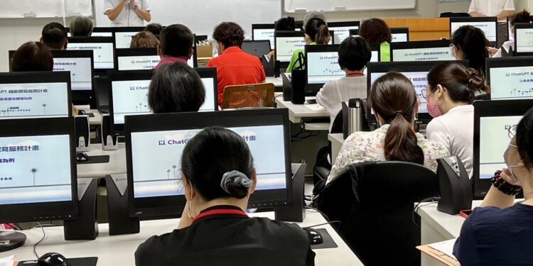 縣府辦理第四屆社區總幹事培訓 13堂課47個社區參加 縣府辦理第四屆社區總幹事培訓 13堂課47個社區參加