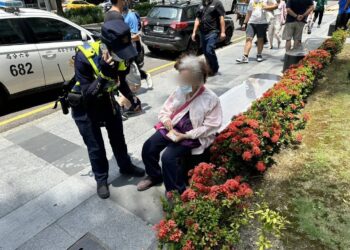 老婦與家人走散百貨門前徘徊 守望警見狀助聯繫家屬