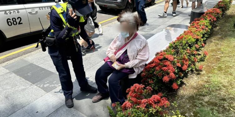 老婦與家人走散百貨門前徘徊 守望警見狀助聯繫家屬