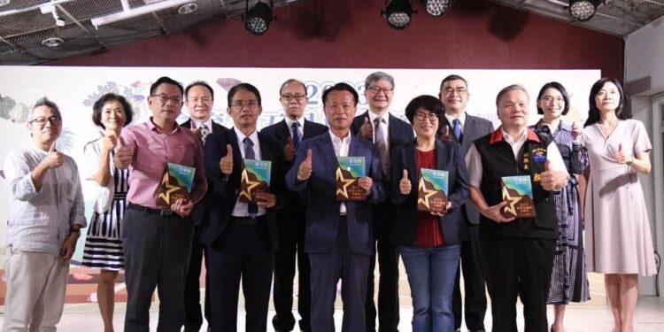 花蓮縣榮獲2023食育力調查全國第一 連續三年榮登排行榜總冠軍 副縣長顏新章代表受獎 花蓮縣榮獲2023食育力調查全國第一 連續三年榮登排行榜總冠軍 副縣長顏新章代表受獎