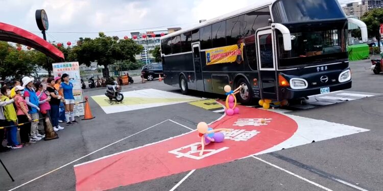 警夜市擺攤賣什麼藥？ 邀民體驗大車盲區防事故