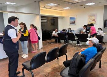 銀行阻詐最前鋒  警長頒發市民之光  感謝狀表揚