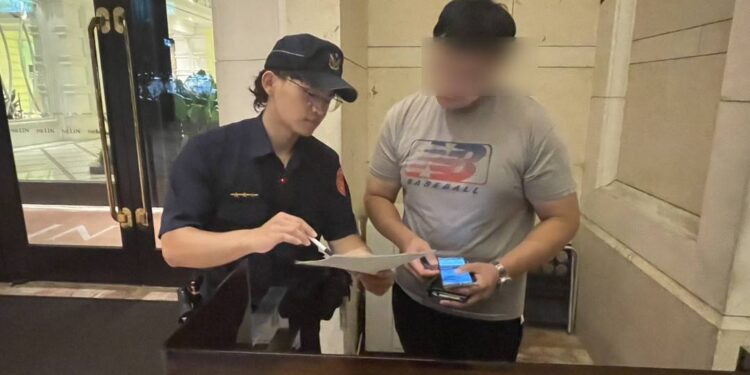 韓客來台旅遊手機「對郎造」實習警「一經驗」成功化解