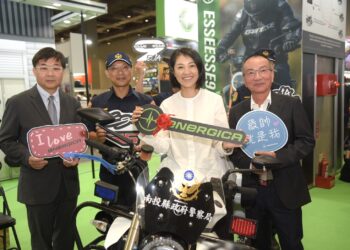 響應永續環保 臻裕企業捐贈電動重機給縣府警察局