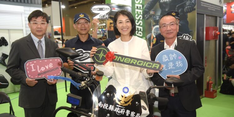 響應永續環保 臻裕企業捐贈電動重機給縣府警察局 響應永續環保 臻裕企業捐贈電動重機給縣府警察局