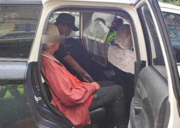 8旬老嫗雨中推車  警冒雨幫忙婦乘車