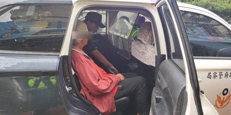 8旬老嫗雨中推車  警冒雨幫忙婦乘車