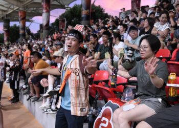 中華職棒例行賽統一7-ELEVEn獅花蓮系列賽再度登場 縣長徐榛蔚、立委傅崐萁與球迷鄉親一起欣賞球賽 為花蓮球員加油