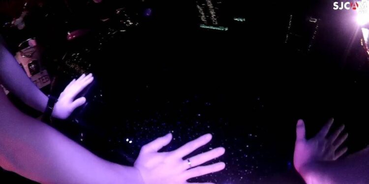 交通尖峰時段拋錨 中警暖心冒雨推車 交通尖峰時段拋錨 中警暖心冒雨推車