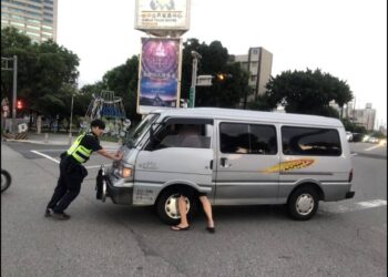 員警巡邏偶遇刁車拋錨  健美警輕而易舉推40倍重貨車解圍