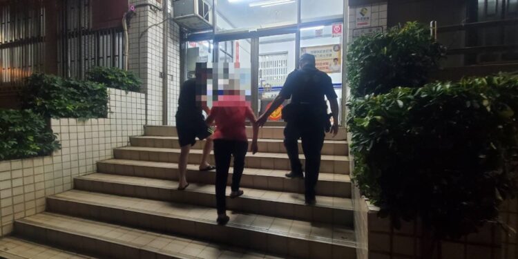 失智7旬母颱風夜雨失踨 兒情緒激動跑到警所求助 失智7旬母颱風夜雨失踨 兒情緒激動跑到警所求助