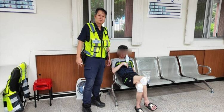 失智翁迷途又跌倒送醫 中警暖心助返家 失智翁迷途又跌倒送醫 中警暖心助返家