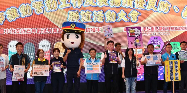 媽媽籲勿再酒駕 西屯警長攜手區長 餐會抓緊機會向市民耳提面命 媽媽籲勿再酒駕 西屯警長攜手區長 餐會抓緊機會向市民耳提面命