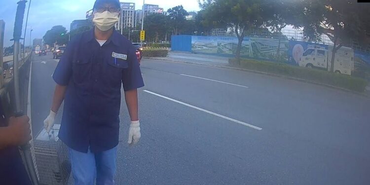 幼貓受困快速道路5米圍牆上 員警及動保處出動救援 幼貓受困快速道路5米圍牆上 員警及動保處出動救援