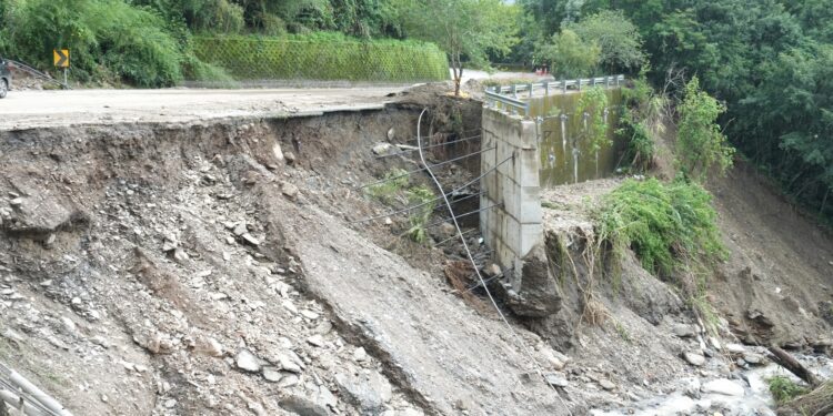 挺進仁愛重災區 許縣長籲請中央專案協助救災重建 挺進仁愛重災區 許縣長籲請中央專案協助救災重建