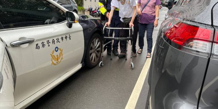 氣切老翁雨天路倒 中警暖心攙扶助返家 氣切老翁雨天路倒 中警暖心攙扶助返家