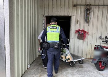 為助買菜迷途翁返家  員警打破原則扛鳳梨