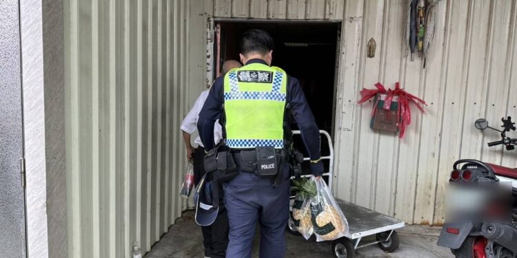 為助買菜迷途翁返家 員警打破原則扛鳳梨 為助買菜迷途翁返家 員警打破原則扛鳳梨