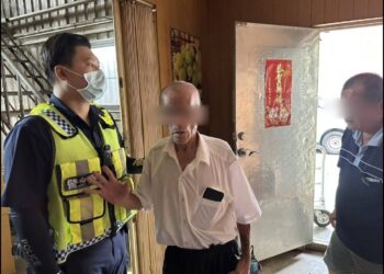 為助買菜迷途翁返家  員警打破原則扛鳳梨