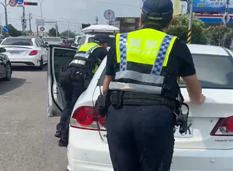 熱爆 車輛冒白煙  熱心警揮汗推車