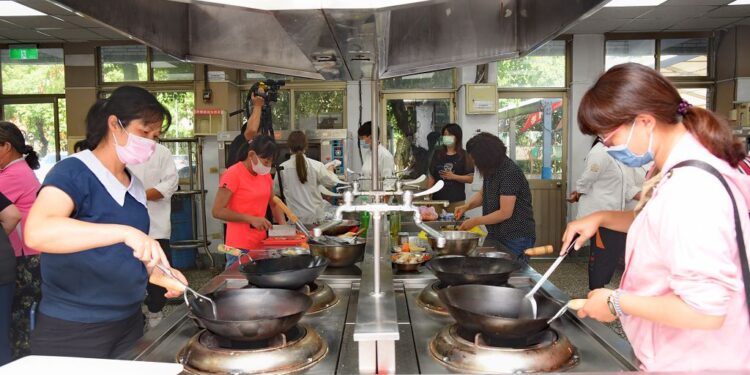 營養午餐更美味 校廚變總鋪師挑戰味蕾