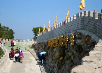 爸氣旅遊帶父親萬里長城登高踏 扮皇帝玩角色扮演 歡慶父親節