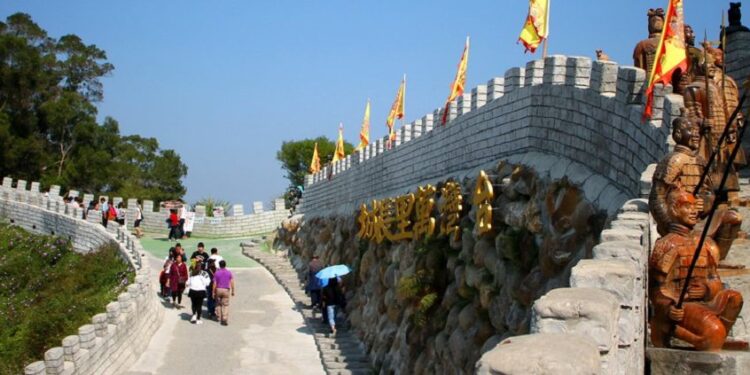 爸氣旅遊帶父親萬里長城登高踏 扮皇帝玩角色扮演 歡慶父親節 爸氣旅遊帶父親萬里長城登高踏 扮皇帝玩角色扮演 歡慶父親節