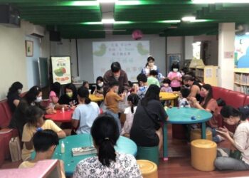 花蓮市公所梅子姐姐客華雙語說故事熱鬧登場也爆場