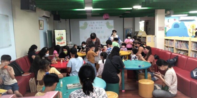 花蓮市公所梅子姐姐客華雙語說故事熱鬧登場也爆場