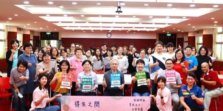 花蓮縣衛生局推動「生命價值大拍賣」桌遊課程 肯定生命價值 花蓮縣衛生局推動「生命價值大拍賣」桌遊課程 肯定生命價值