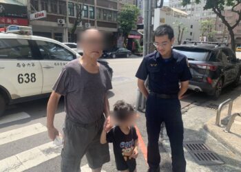 調皮童出門玩耍迷路 實習警當保母助返家