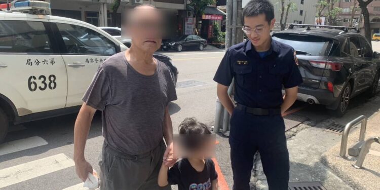 調皮童出門玩耍迷路 實習警當保母助返家