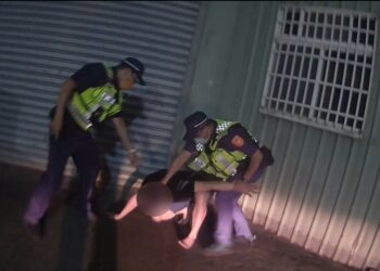 警臨檢嫌犯狂奔跑入死巷 騎士飛車助警制伏失聯移工