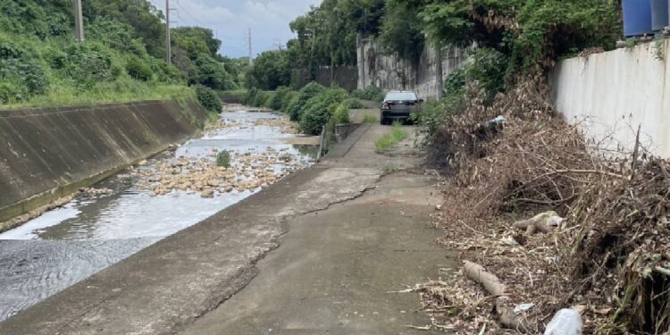 谷哥先生帶錯路 婦人受困河堤便道call警救援