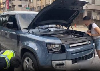 貓咪也想住豪車  女駕駛聽到貓叫聲報警求助