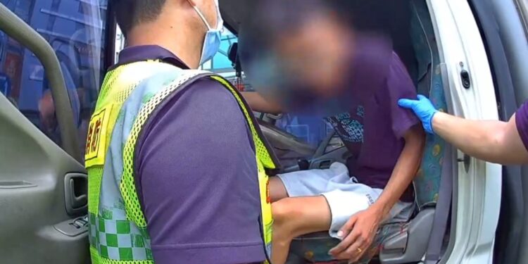 貨車駕駛趴倒方向盤叫不醒 幸波力巡經路過來解危