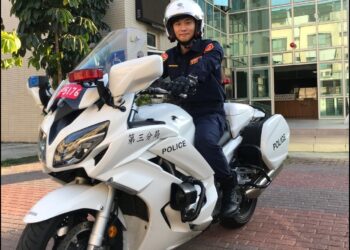 跟不上小綠人的腳步別急 警民聯手幫助成最美風景