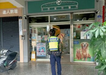 迷途毛小孩擅闖民宅 警「逮捕」遣送返家