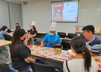 阿公阿嬤藝起來 牽孫來圖書館 玩3C、手作DIY還可學魔術