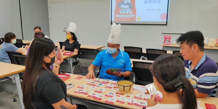 阿公阿嬤藝起來 牽孫來圖書館 玩3C、手作DIY還可學魔術