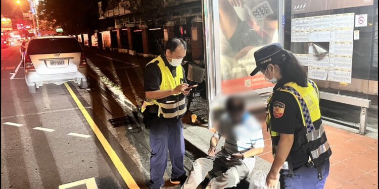 黃湯下肚坐倒公車停靠區 夜間視線不良警到場關心 黃湯下肚坐倒公車停靠區 夜間視線不良警到場關心