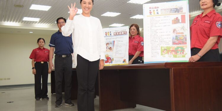 921防災宣導「保護你」 許淑華示範地震「趴下、掩護、穩住」 921防災宣導「保護你」 許淑華示範地震「趴下、掩護、穩住」