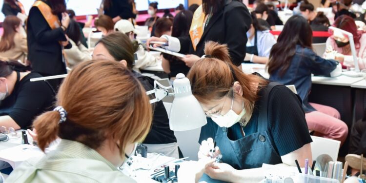 「2023 PEA國際美業創藝大賞」美甲動態 國際社會組總冠軍余亞璇