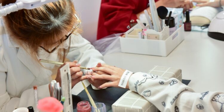 「2023 PEA國際美業創藝大賞」黃曉柔榮獲美睫動態國際學生組總冠軍