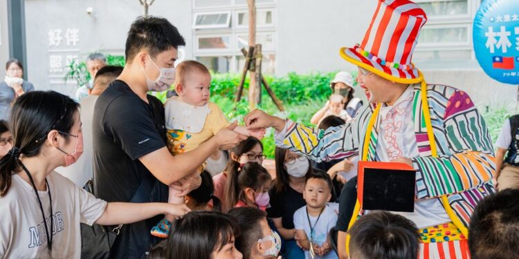 中市閱讀起步走前進社宅   新手爸媽和寶貝歡樂共讀