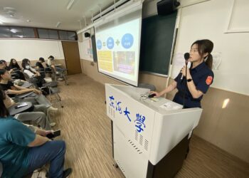 中警赴校園宣導內輪差   大一新生驚呼：「這樣太危險」