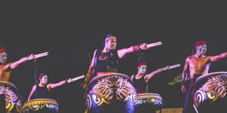 九天民俗技藝團與老鷹印地安樂團跨界演出 九天民俗技藝團與老鷹印地安樂團跨界演出