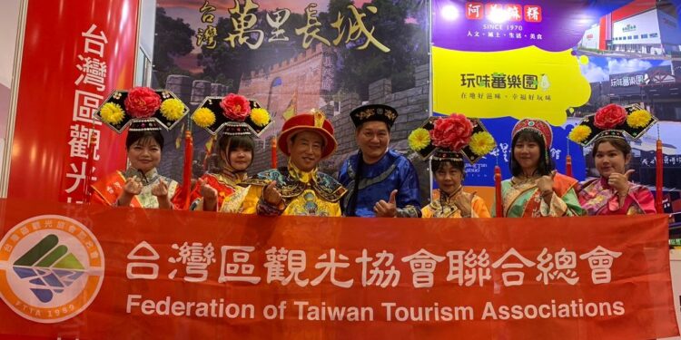 台灣區觀光協會聯合會 參展世貿一館秋季旅展 人潮爆棚 搶跟格格合影