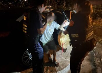 失智翁深夜迷途街頭 中警協助平安歸家 失智翁深夜迷途街頭 中警協助平安歸家