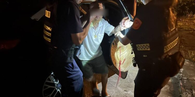 失智翁深夜迷途街頭 中警協助平安歸家 失智翁深夜迷途街頭 中警協助平安歸家